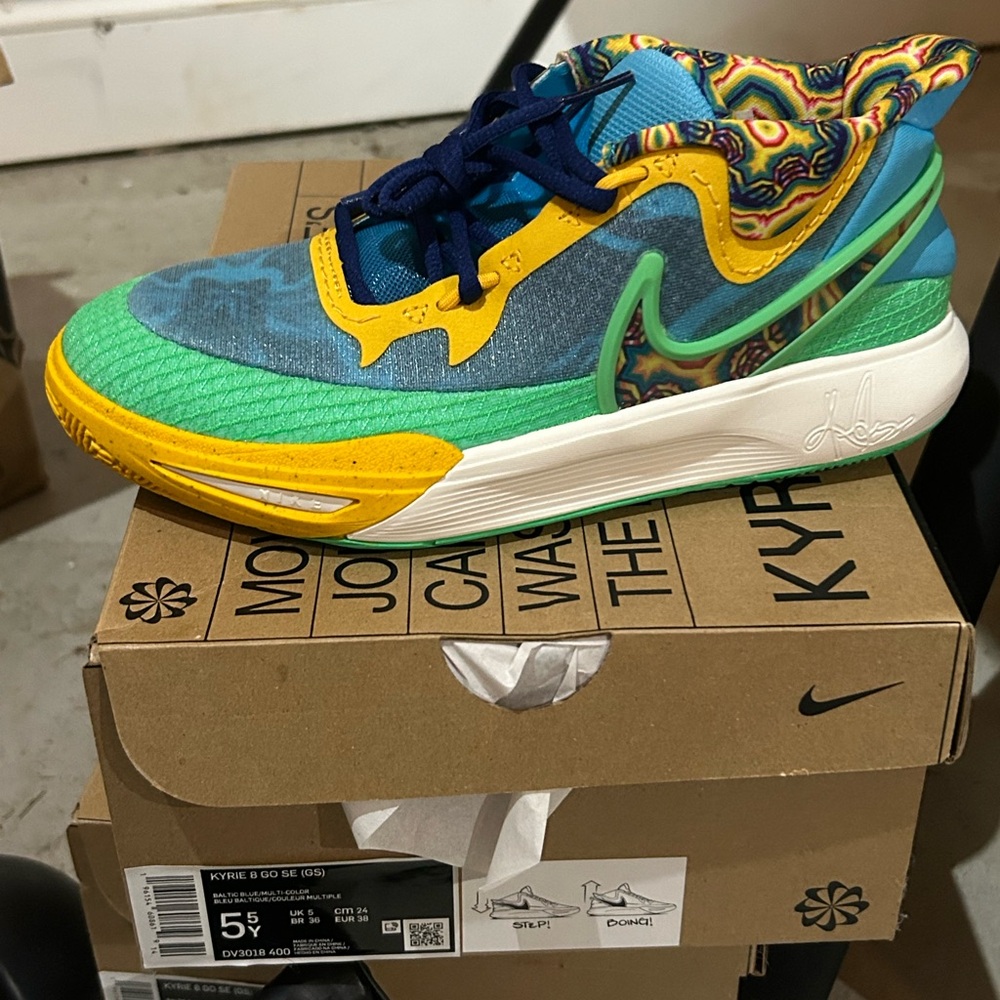 Kyrie youth basketball shoes, NIB